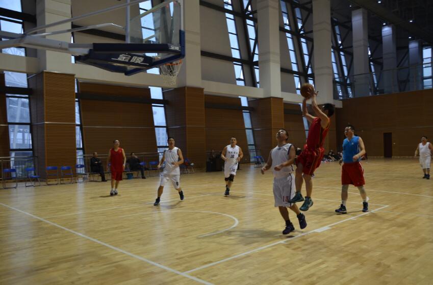 新城区开发集团与涪陵区公安局篮球交流赛在奥体中心成功举办