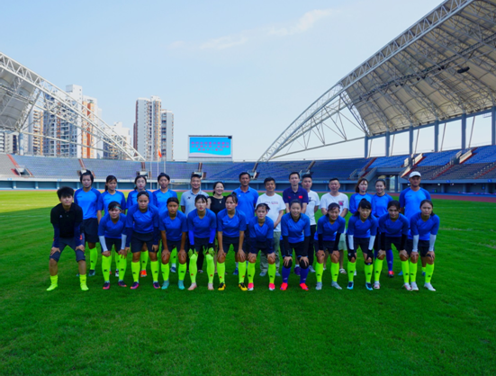 重庆首支职业女足队伍顺利抵达奥体中心